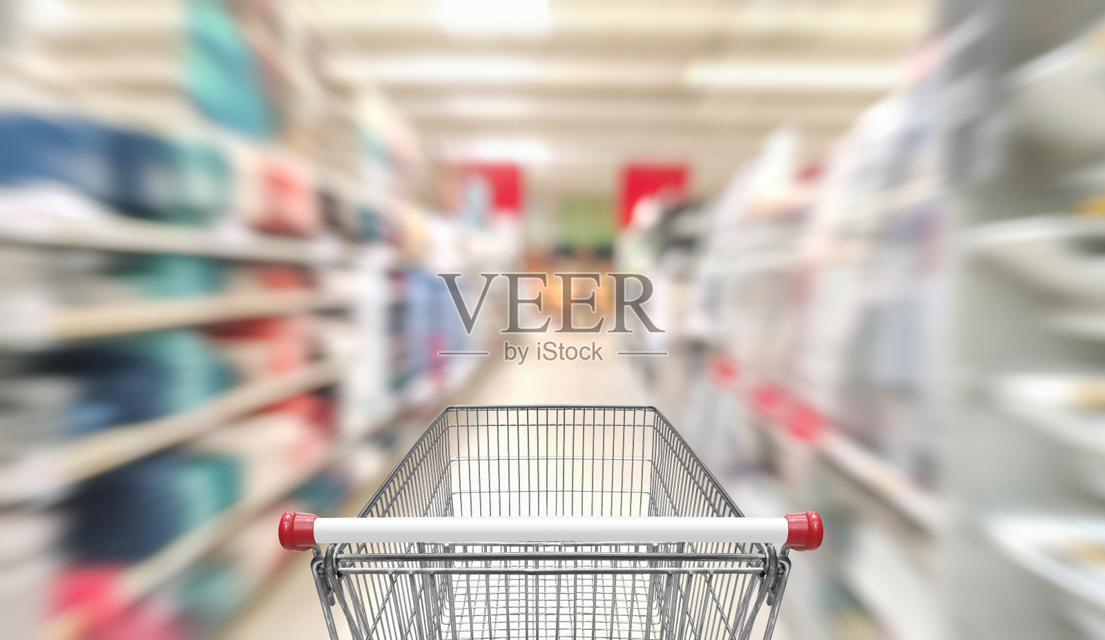 用手推车快速移动。照片摄影图片