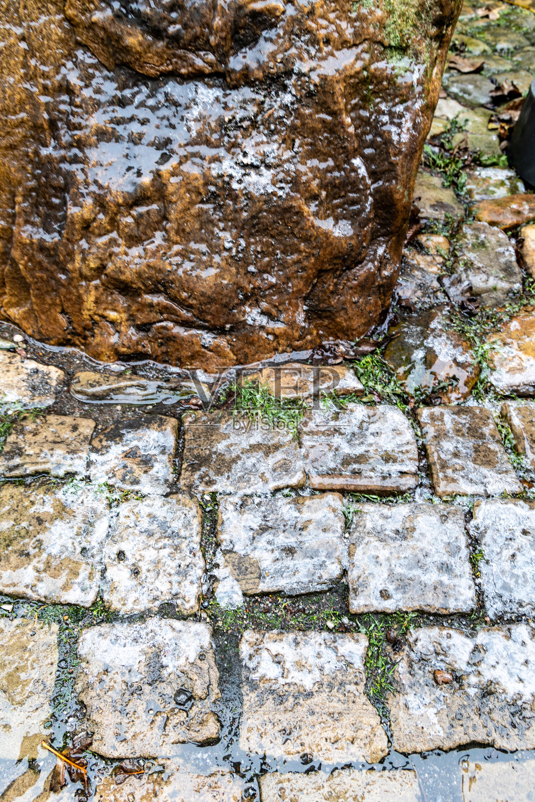 鹅卵石的表面覆盖着冰照片摄影图片