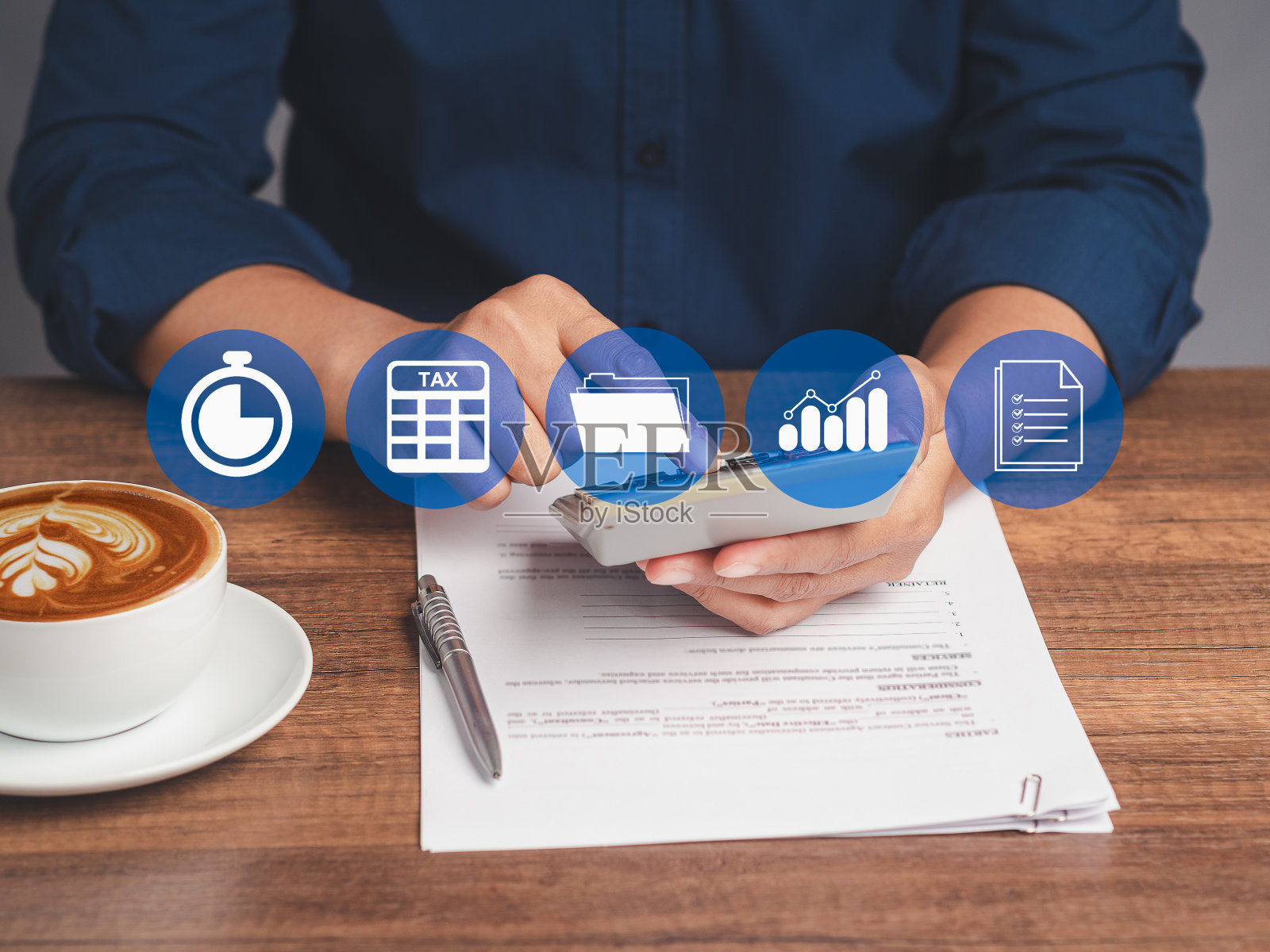 Businessman using a calculator to calculate tax while sitting in the office照片摄影图片