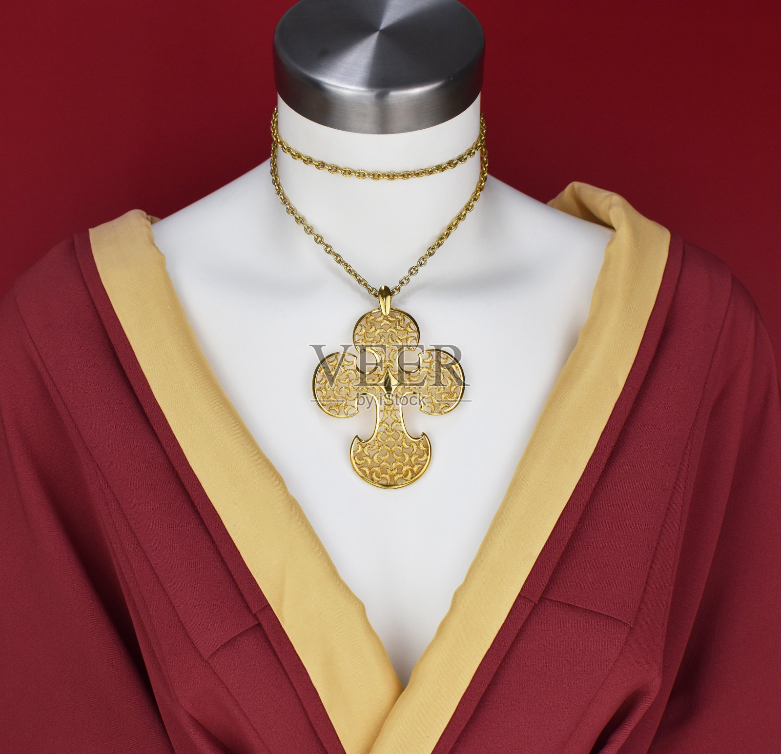 独特的美丽的项链上的女人一个白色的人体模型,复古珠宝的概念,宣传照片为网上珠宝店照片摄影图片