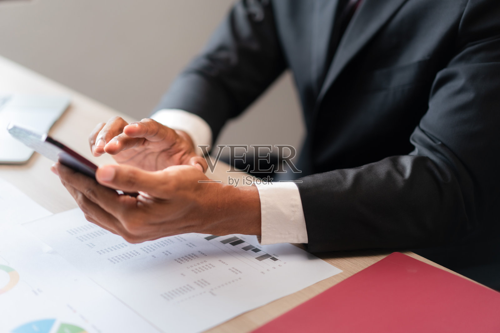 商人使用智能手机研究数据,分析创业项目策略照片摄影图片
