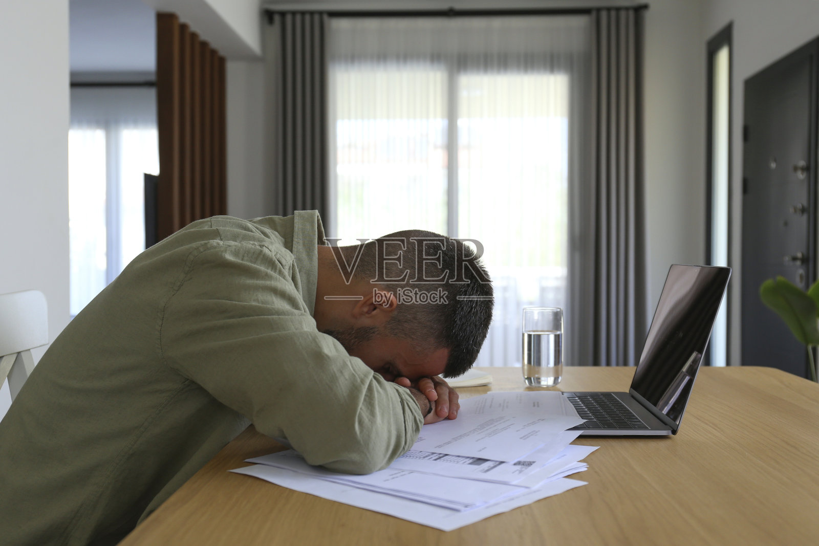 有债务焦虑症的中年男子。照片摄影图片