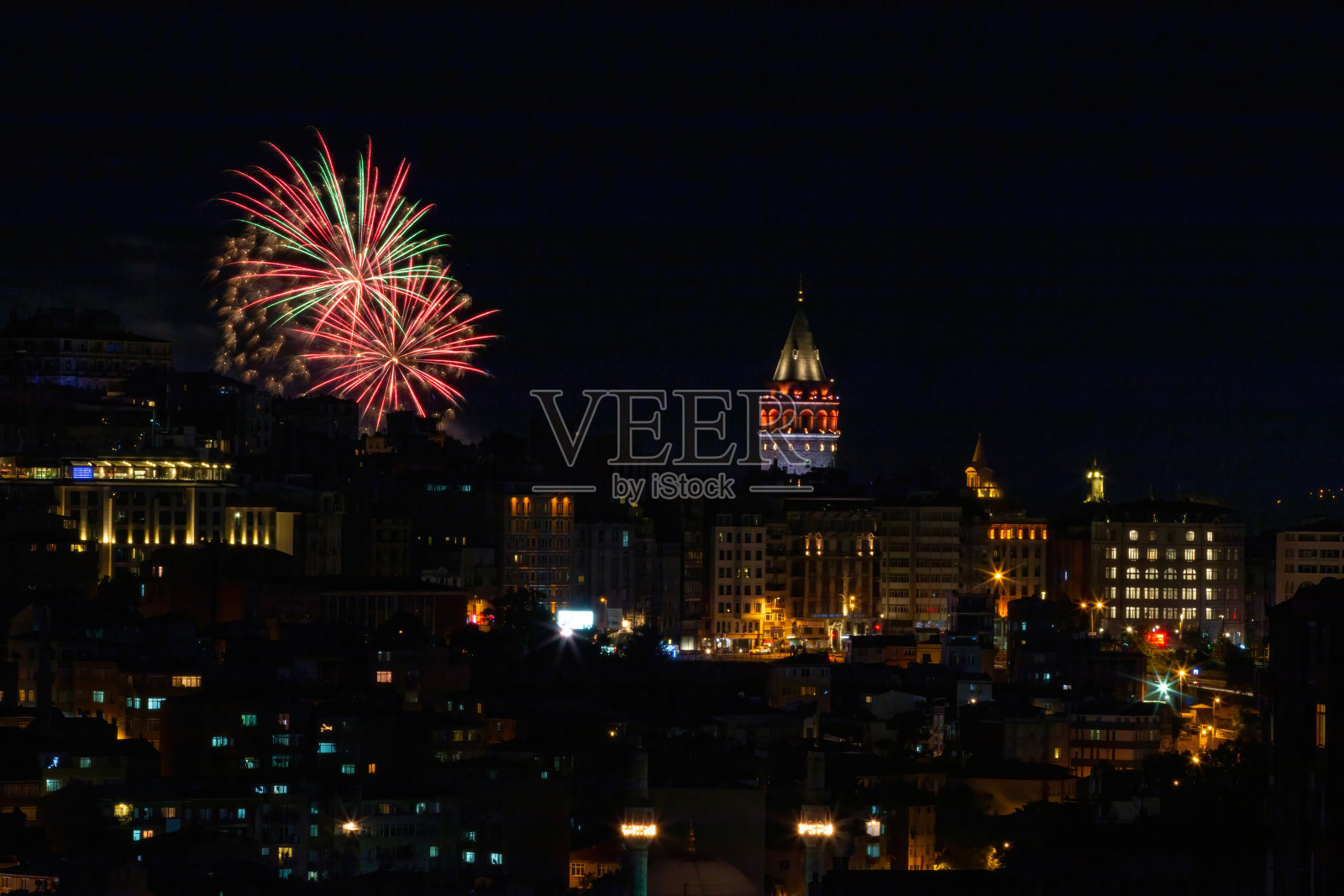 土耳其伊斯坦布尔加拉塔的新年庆祝活动和烟花照片摄影图片