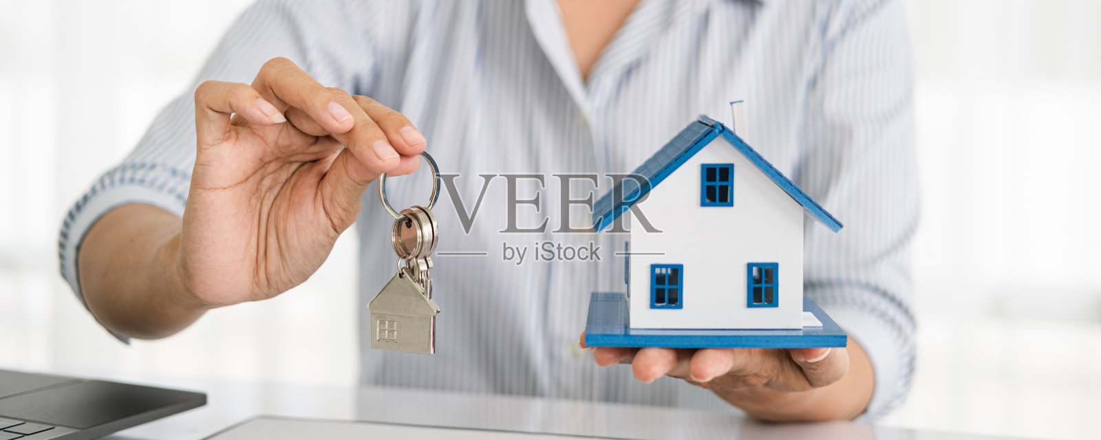 有房子模型和钥匙的房地产经纪人照片摄影图片