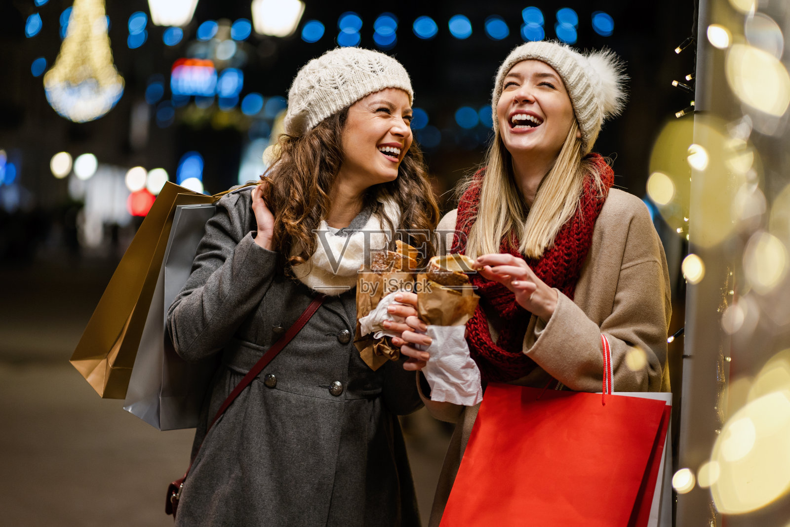 幸福的女人在城市里一起享受圣诞购物的画像照片摄影图片