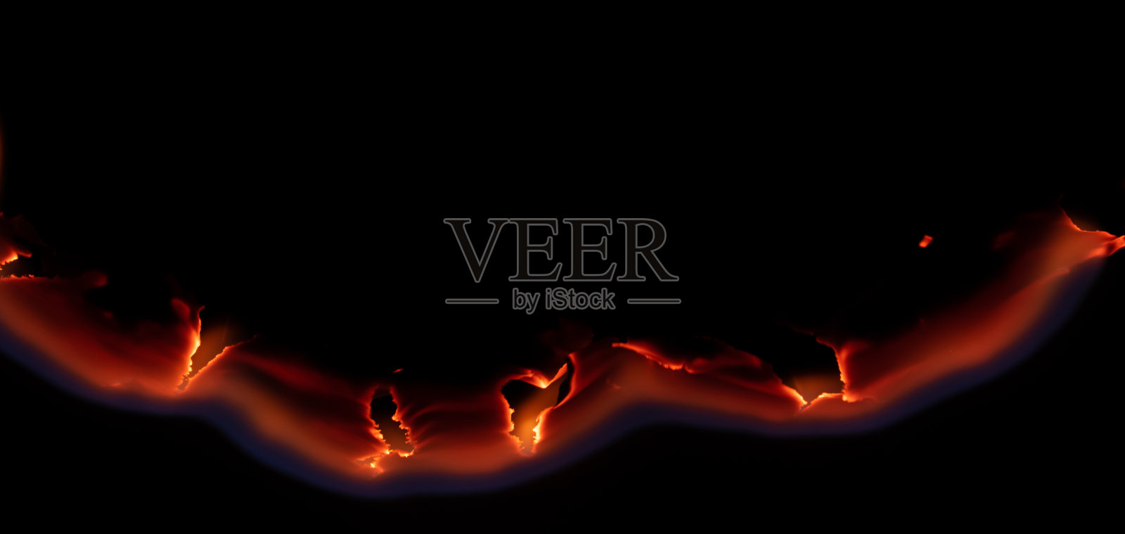 燃烧的纸,在黑色背景上发光的纸边照片摄影图片