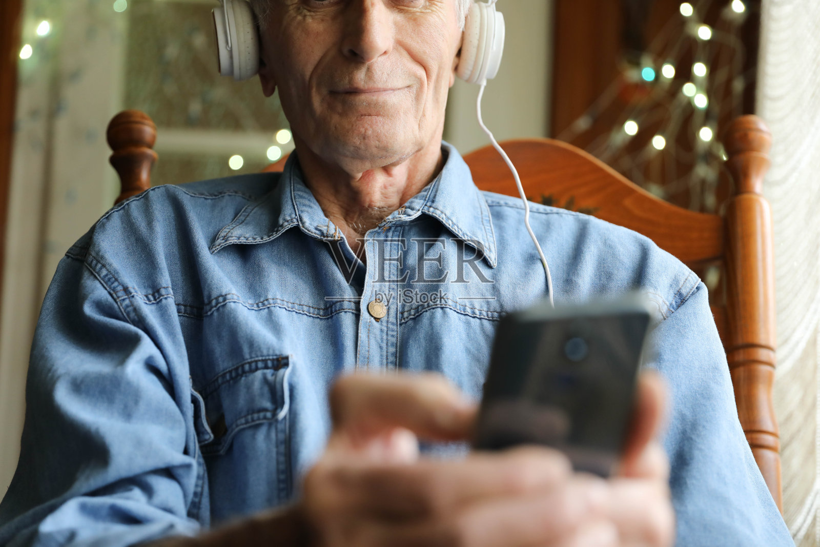 一个老人享受音乐的肖像照片摄影图片