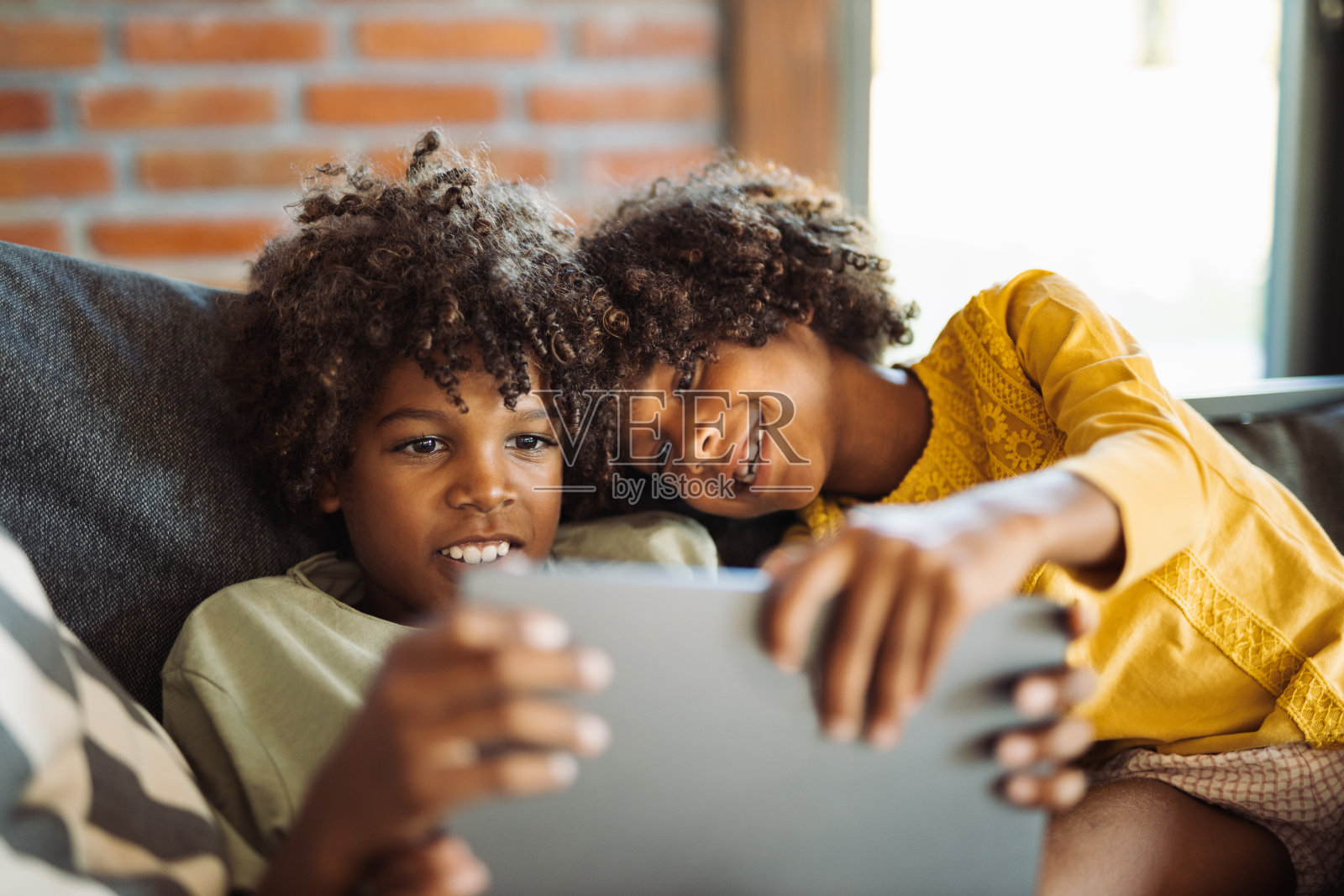 黑人小孩在家里使用触控板照片摄影图片