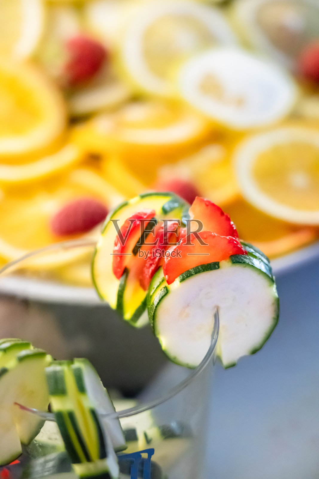 近距离鸡尾酒装饰,背景是黄瓜和柠檬片照片摄影图片
