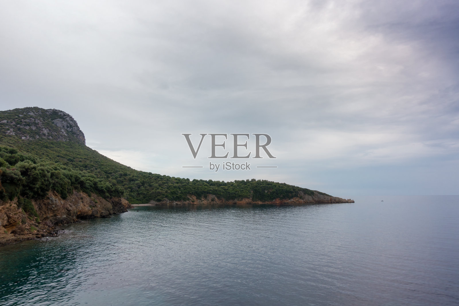 从希腊Chalkidiki Toroni村周围的山上俯瞰大海的壮丽景色,秋天多云的天空下照片摄影图片