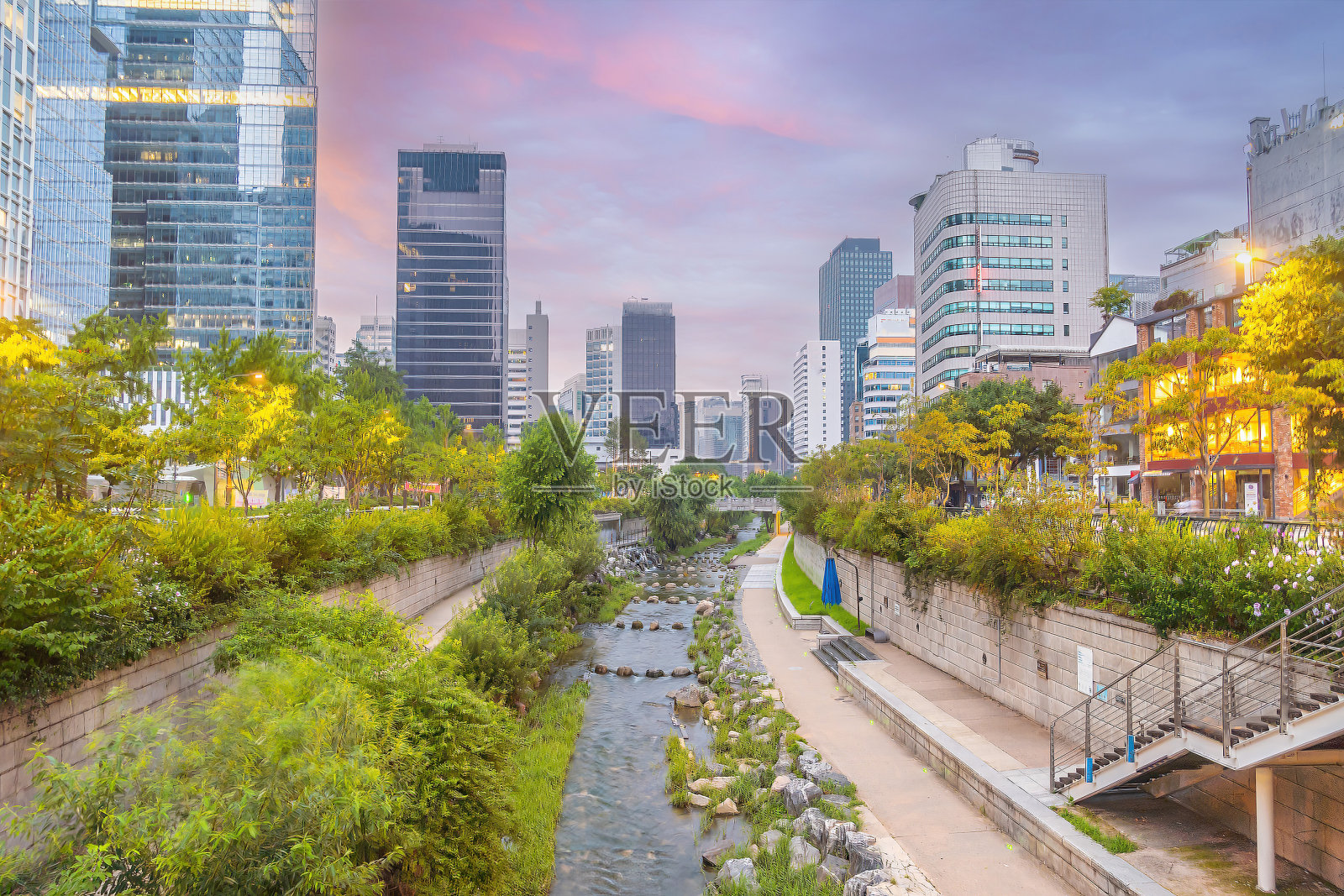 清溪川,韩国首尔市中心的现代公共休闲空间照片摄影图片