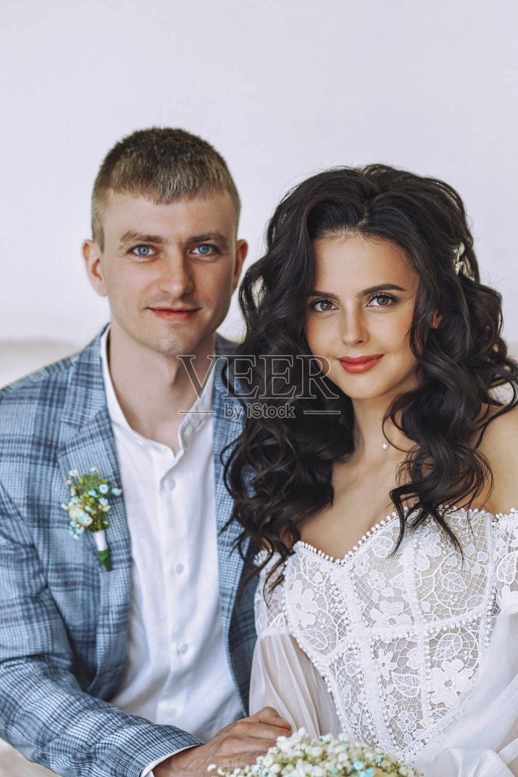 微笑的新婚夫妇的结婚照。照片摄影图片