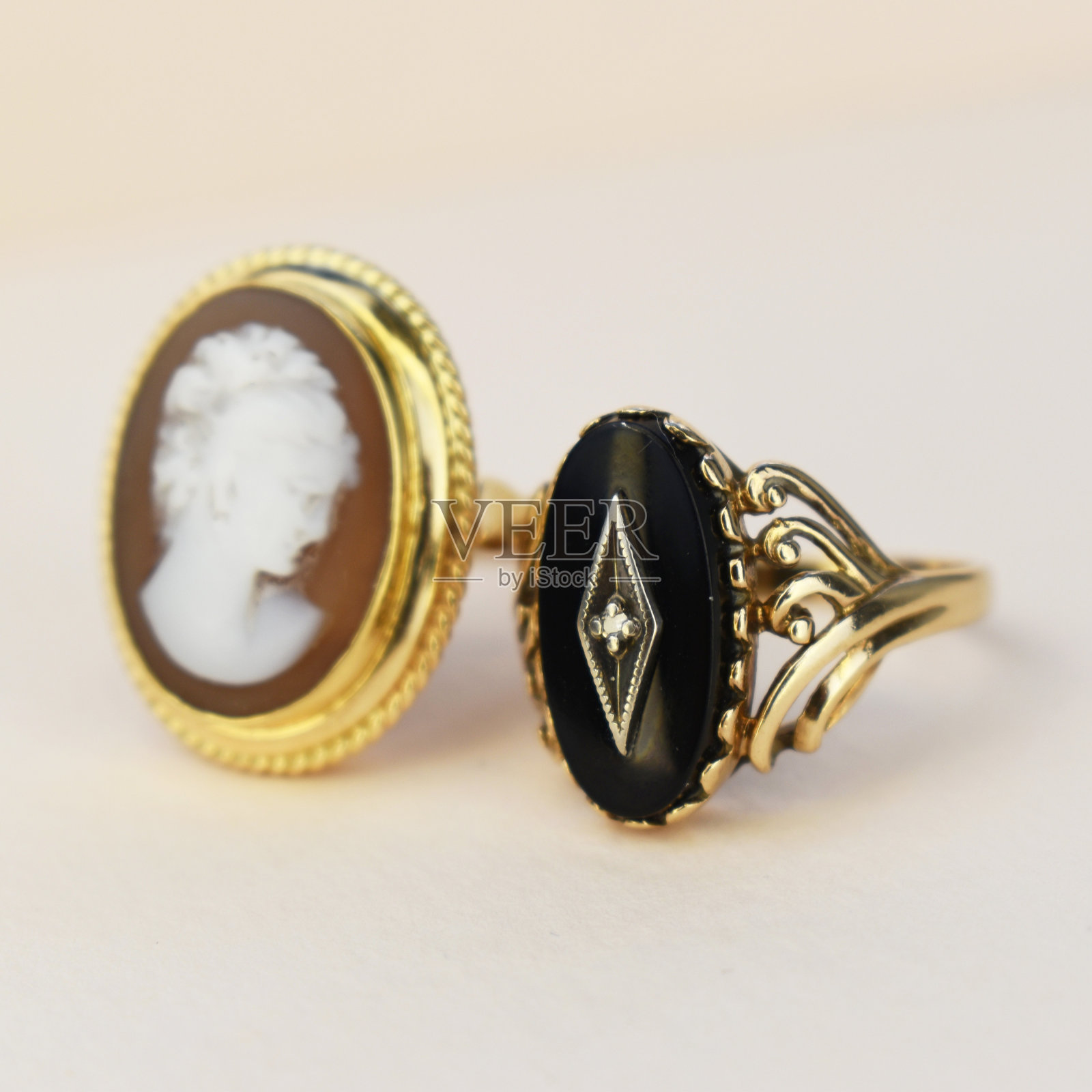 独特的戒指与彩色宝石晶体,复古珠宝的概念,宣传照片为网上珠宝店照片摄影图片