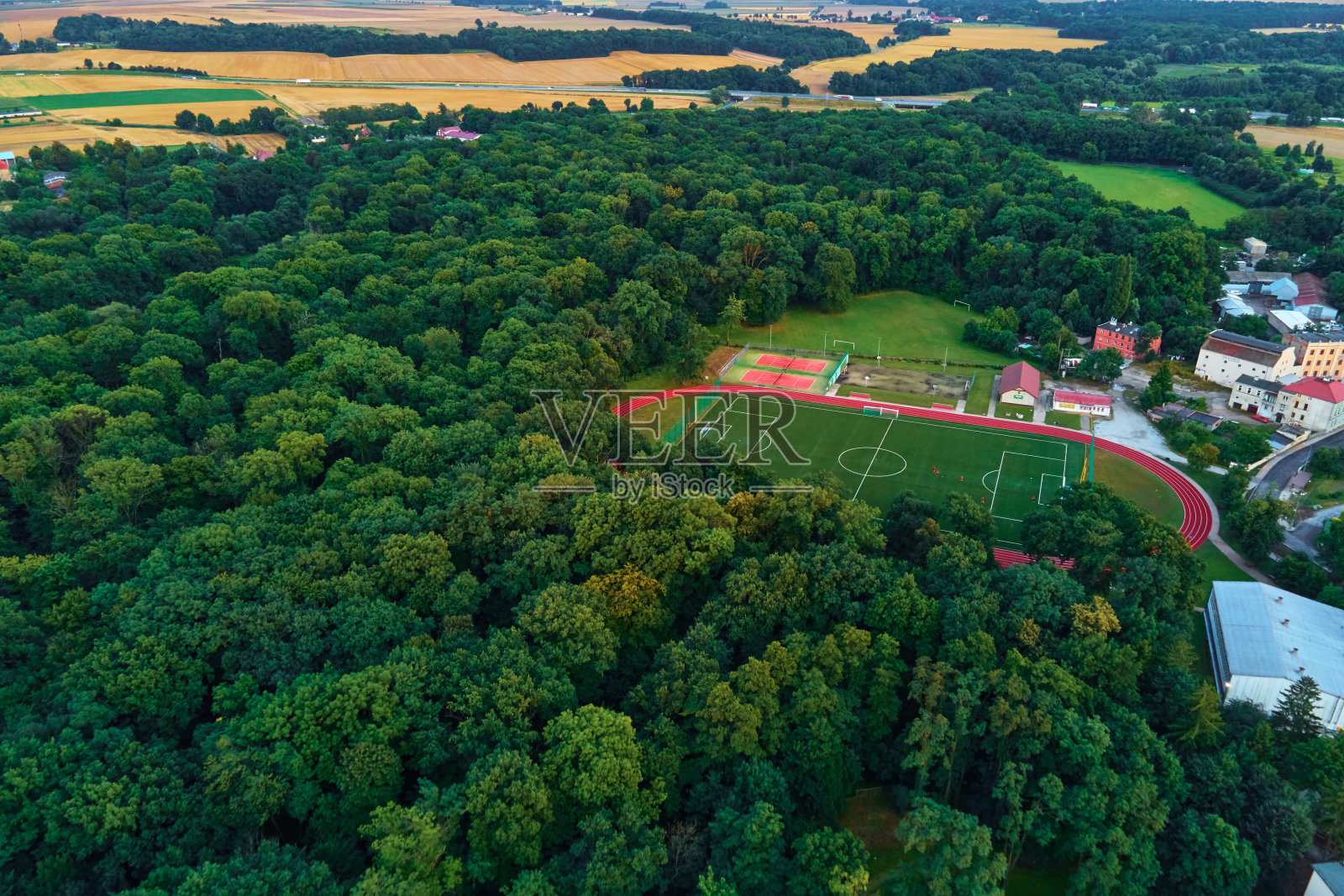 小镇上的绿色公园照片摄影图片