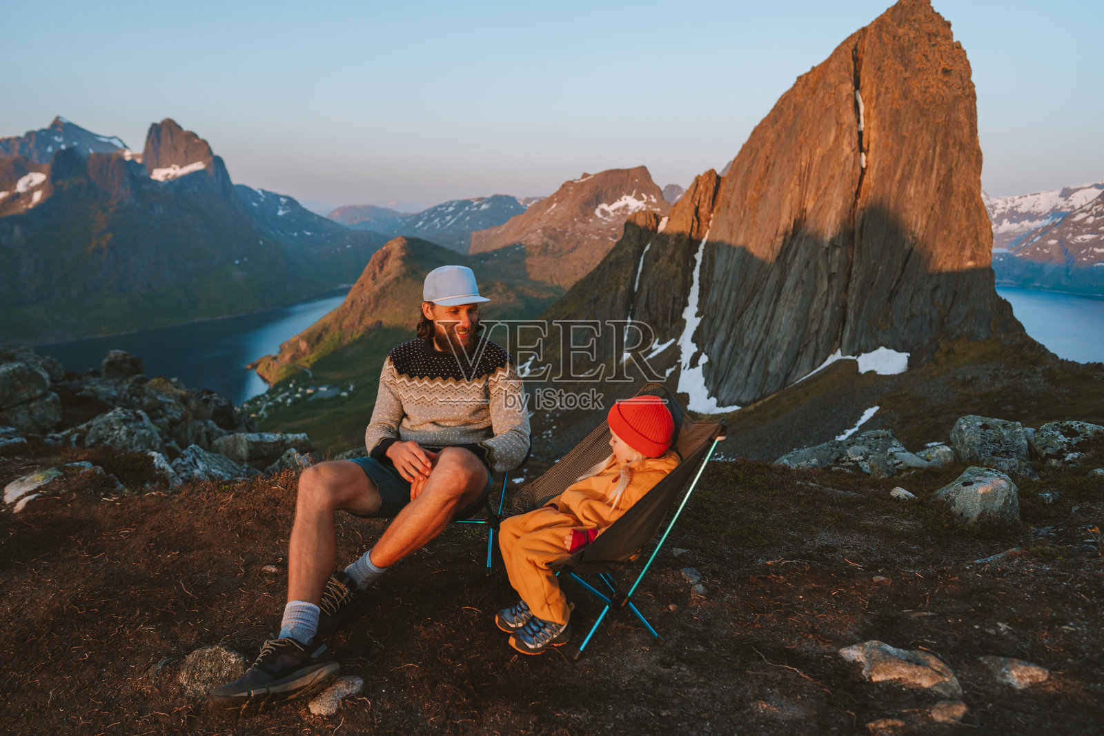 家庭父亲和孩子坐在野营椅户外旅行在挪威山区爸爸和女儿一起远足冒险度假生活方式日落塞格拉山景观照片摄影图片
