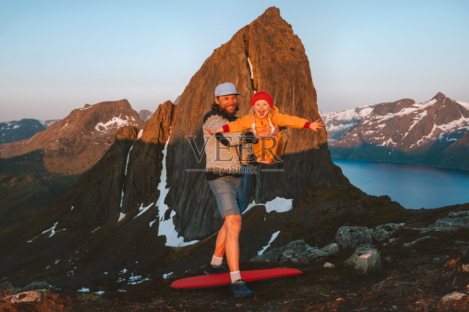 父亲和女儿一起在挪威户外徒步旅行幸福的家庭生活方式在山上旅行积极的假期男人和孩子父亲节假期照片摄影图片