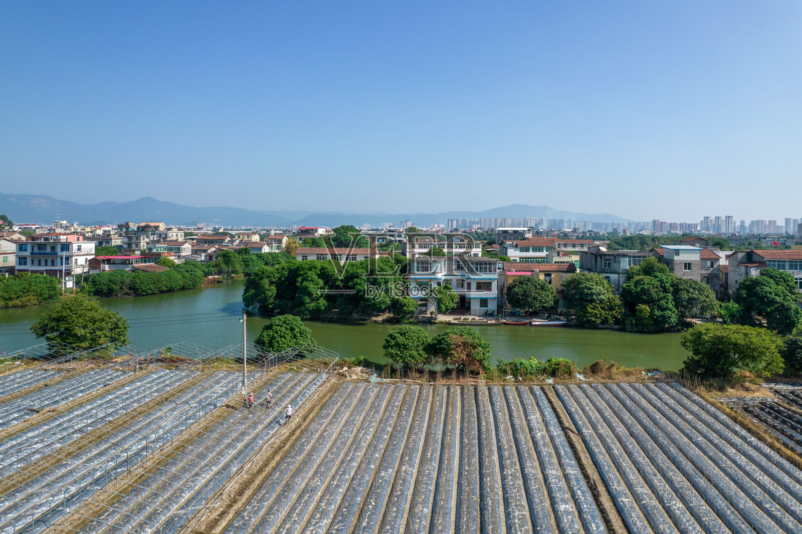鸟瞰图农村地区和农田在城市的郊区河边照片摄影图片