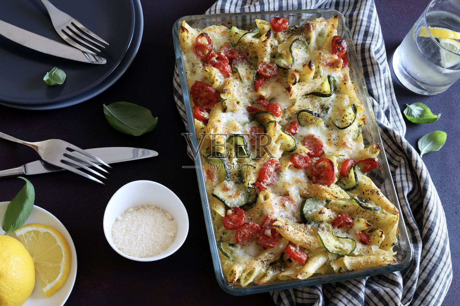 烤意大利面配西葫芦、圣女果和帕尔马干酪。照片摄影图片