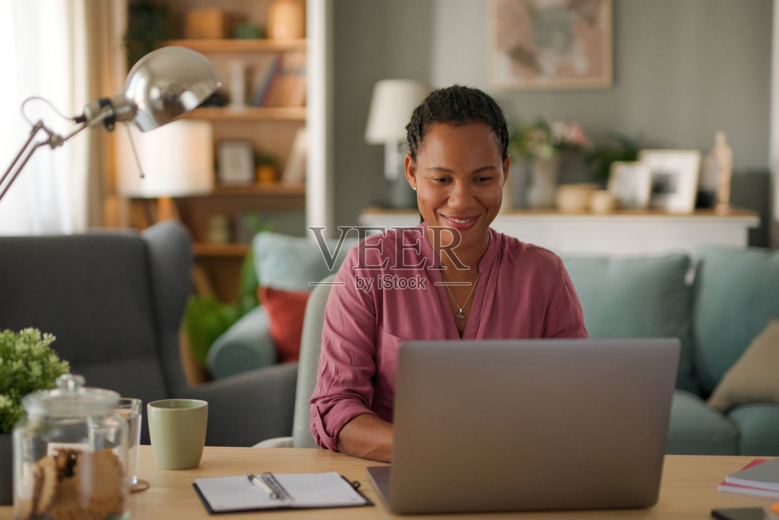 非裔美国女性在家办公室用笔记本电脑工作照片摄影图片
