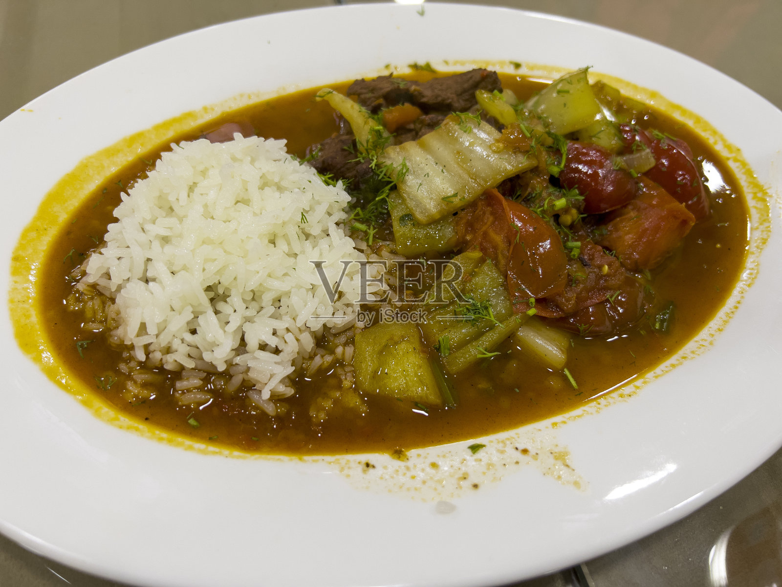 牛肉配蔬菜和米饭照片摄影图片