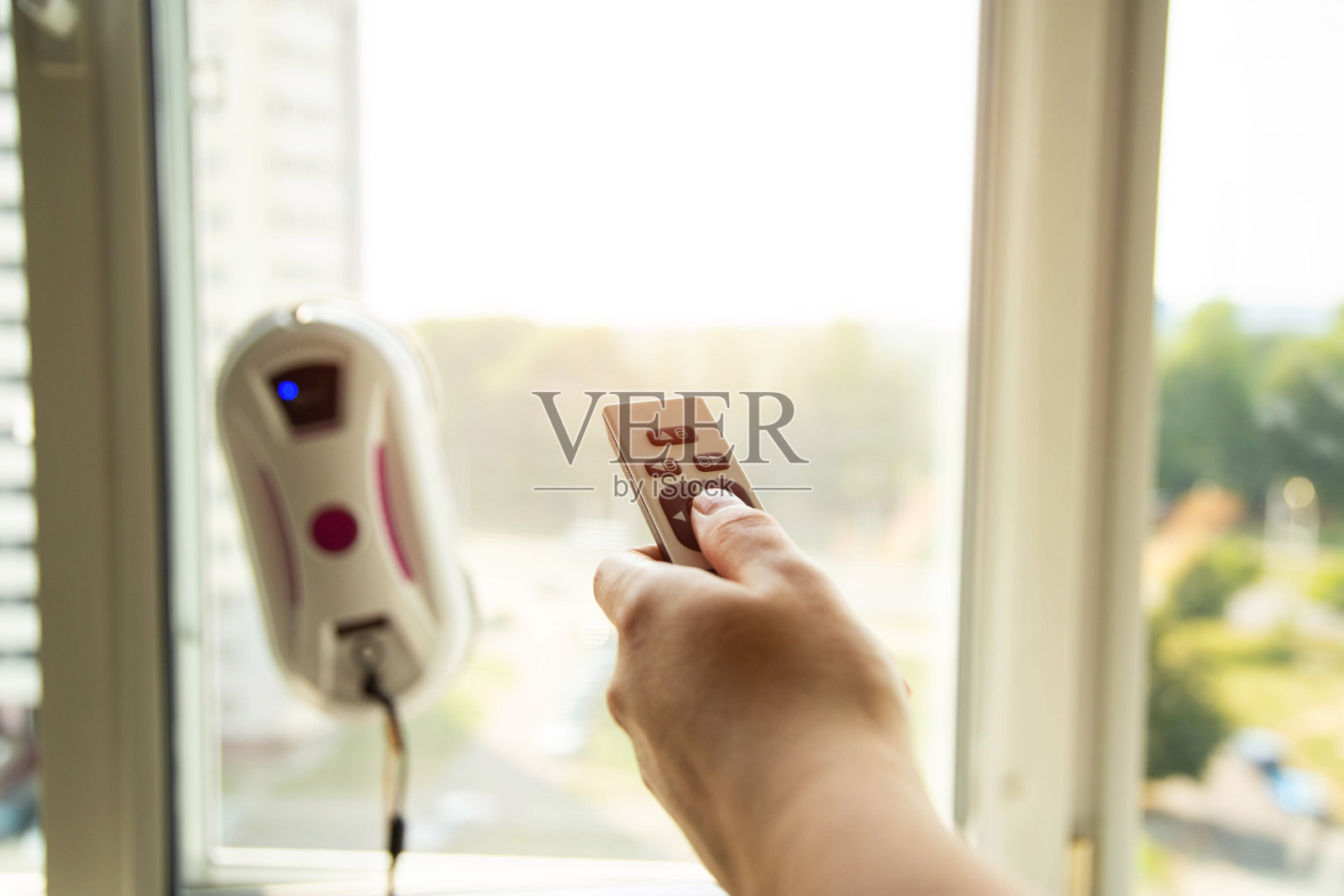 遥控的玻璃清洗机器人可以清洗玻璃上的污垢和污渍。文本复制空间照片摄影图片