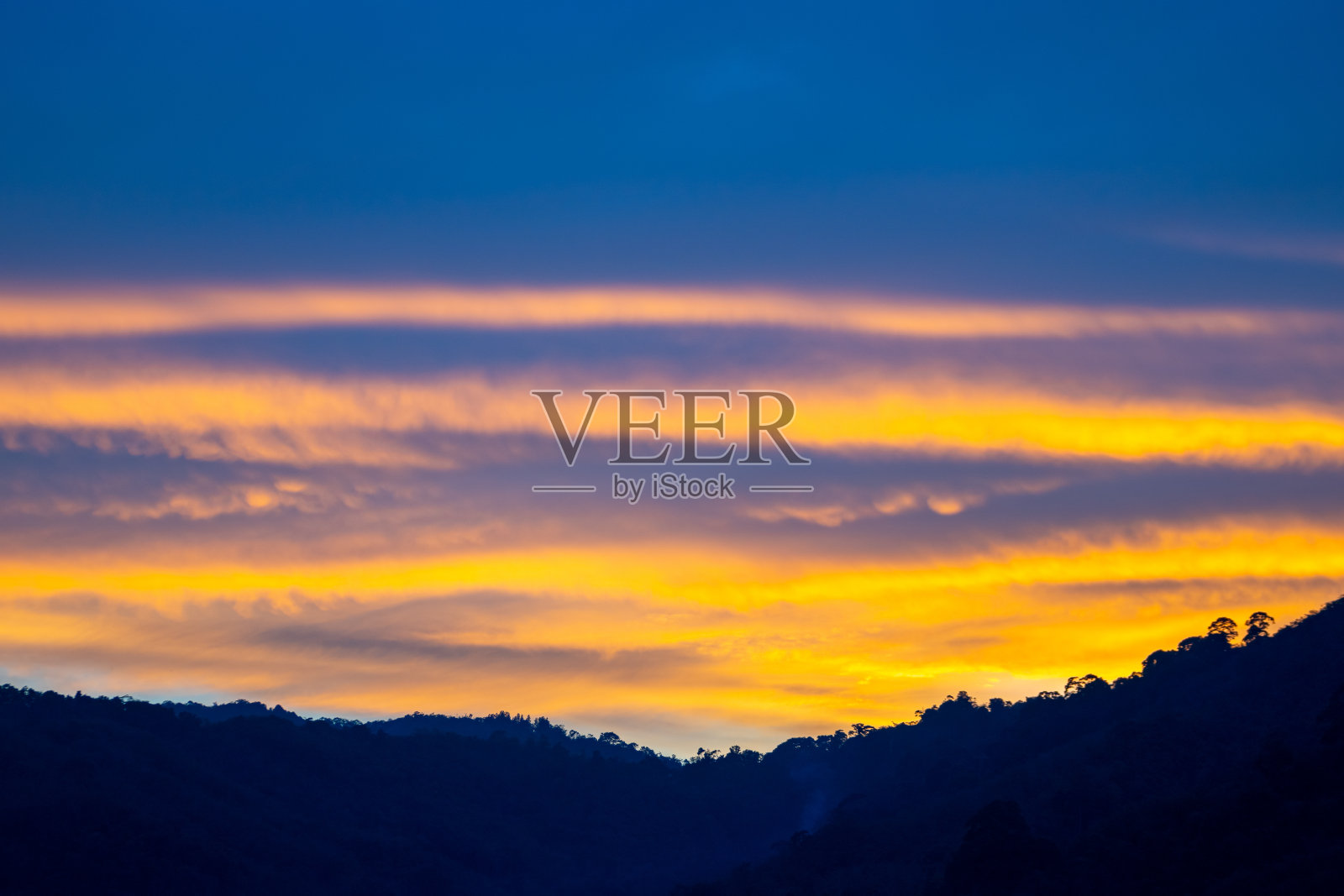 景观彩云在天空中日落或日出在海上与反射在热带海洋,美丽的景观风景,惊人的光的自然,景观自然的背景照片摄影图片