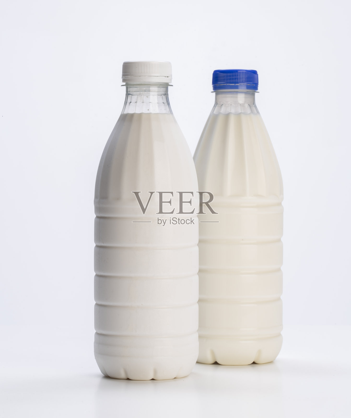 牛奶装在白色背景的塑料瓶里照片摄影图片