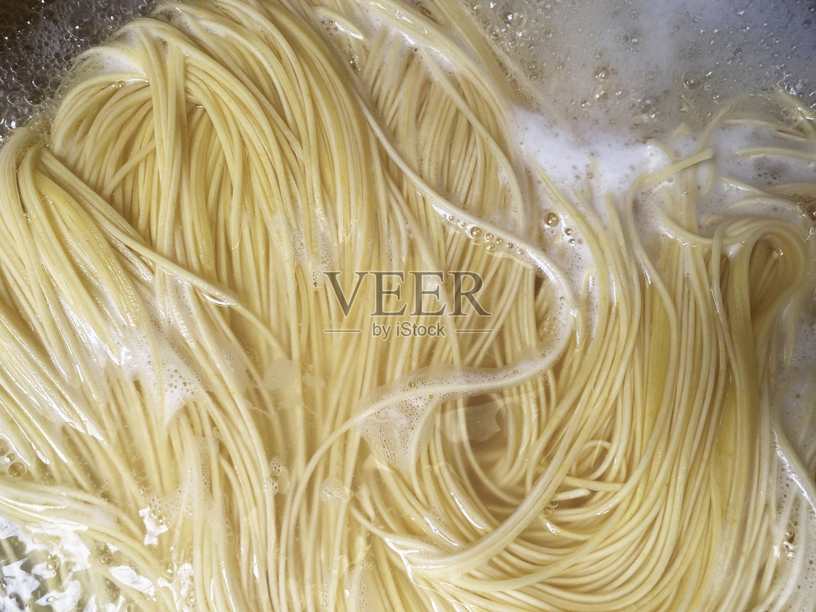 在大锅里用热水煮客家面照片摄影图片