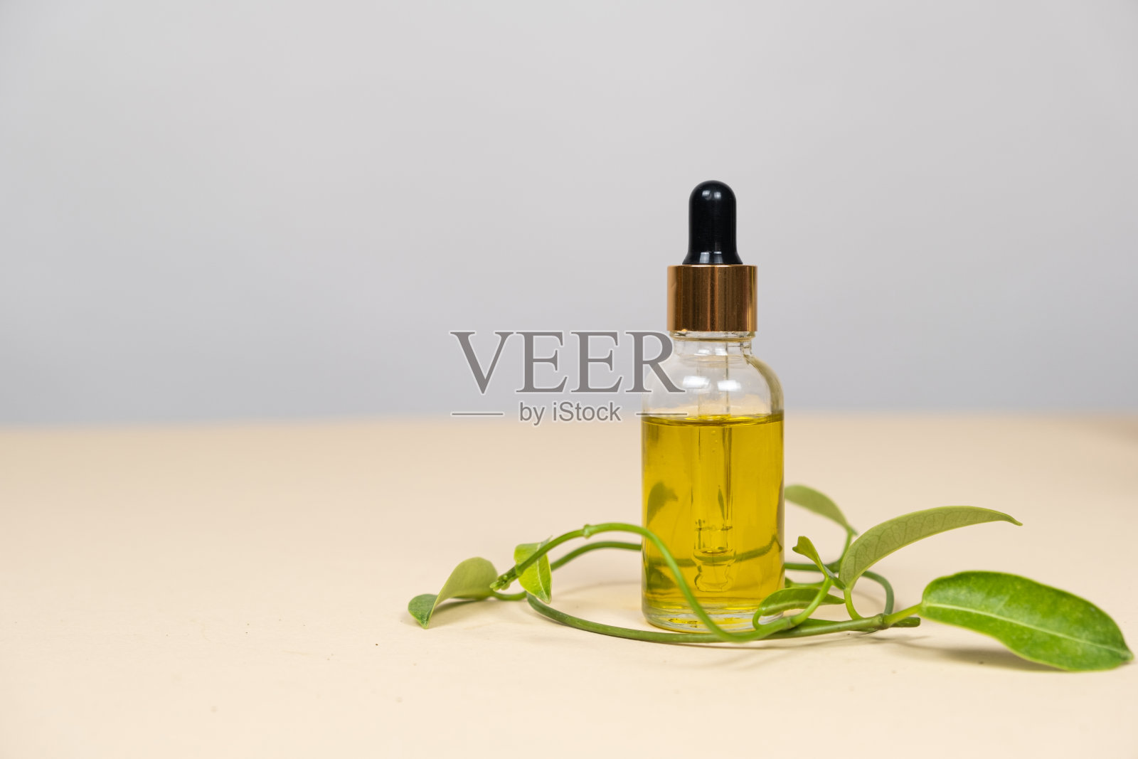 睫毛和眉毛护理油在玻璃罐与滴管,空间文字照片摄影图片