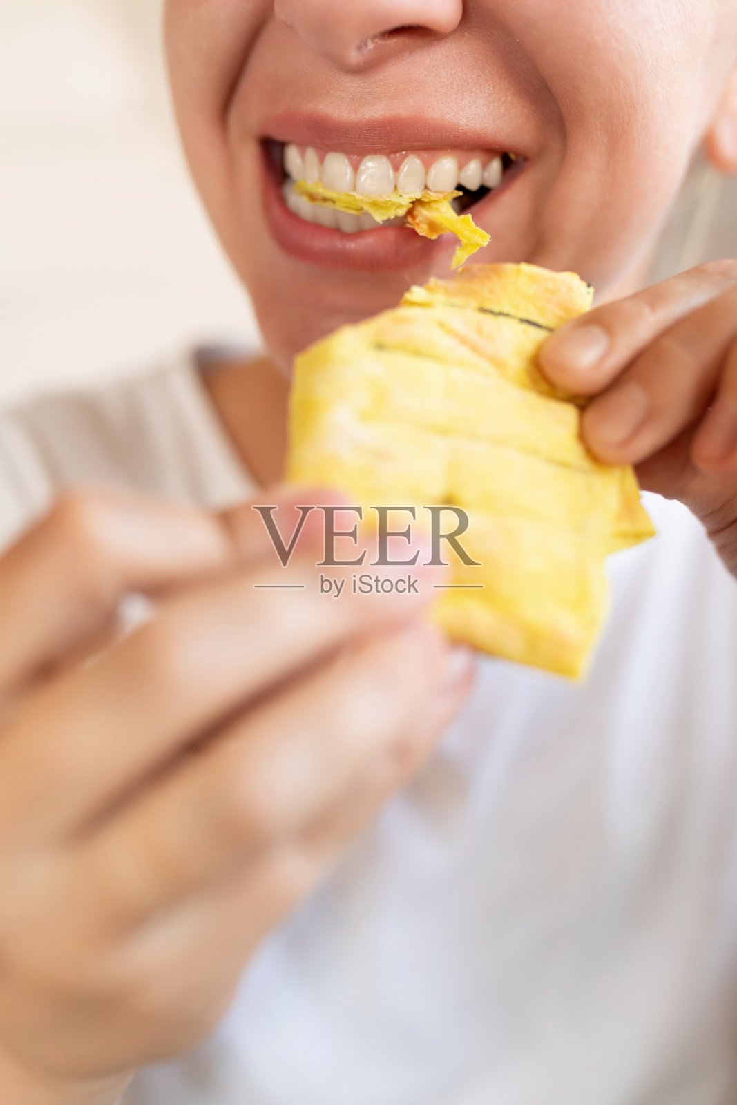 年轻女子一边节食一边享受美食照片摄影图片