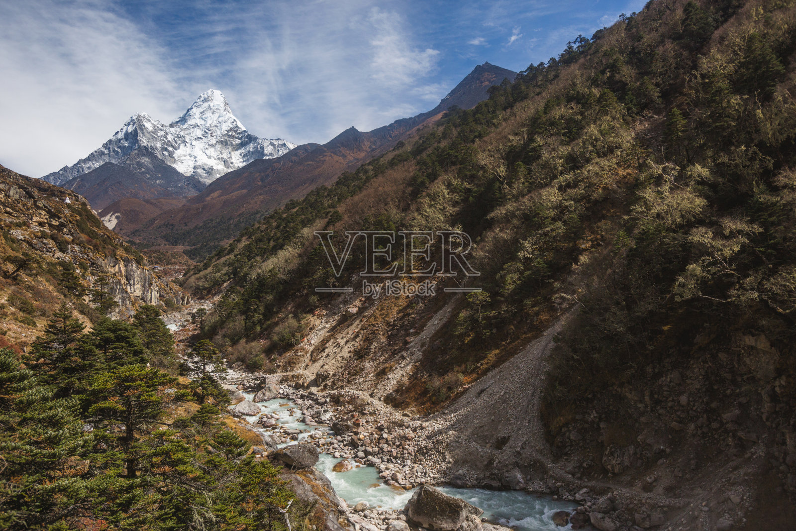 伯特河和亚玛大兰山。尼泊尔照片摄影图片