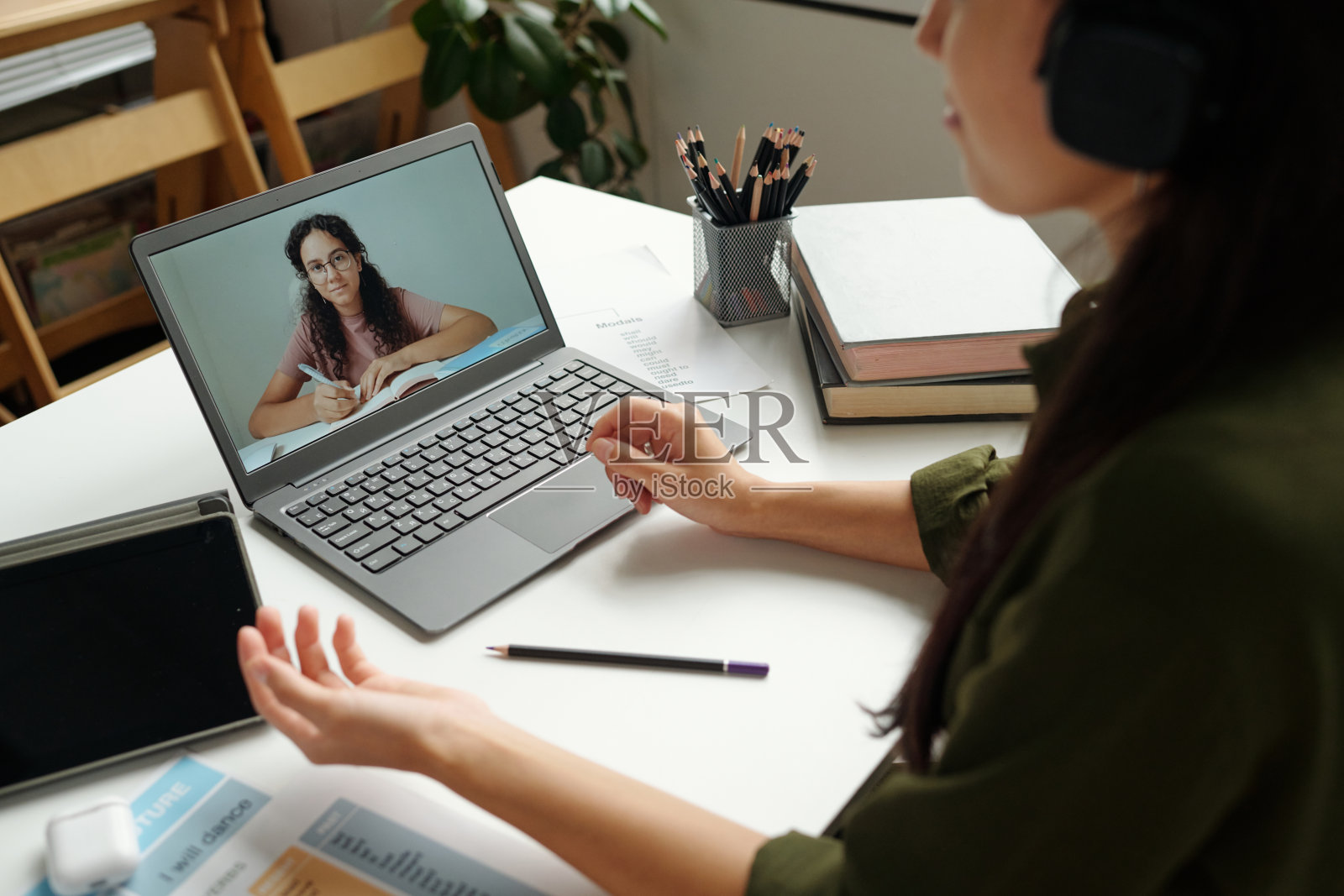 上网上课时,和聪明的女生一起盯着笔记本电脑屏幕照片摄影图片