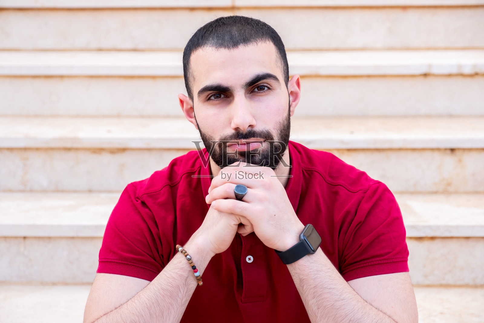 男子坐在楼梯上思考照片摄影图片