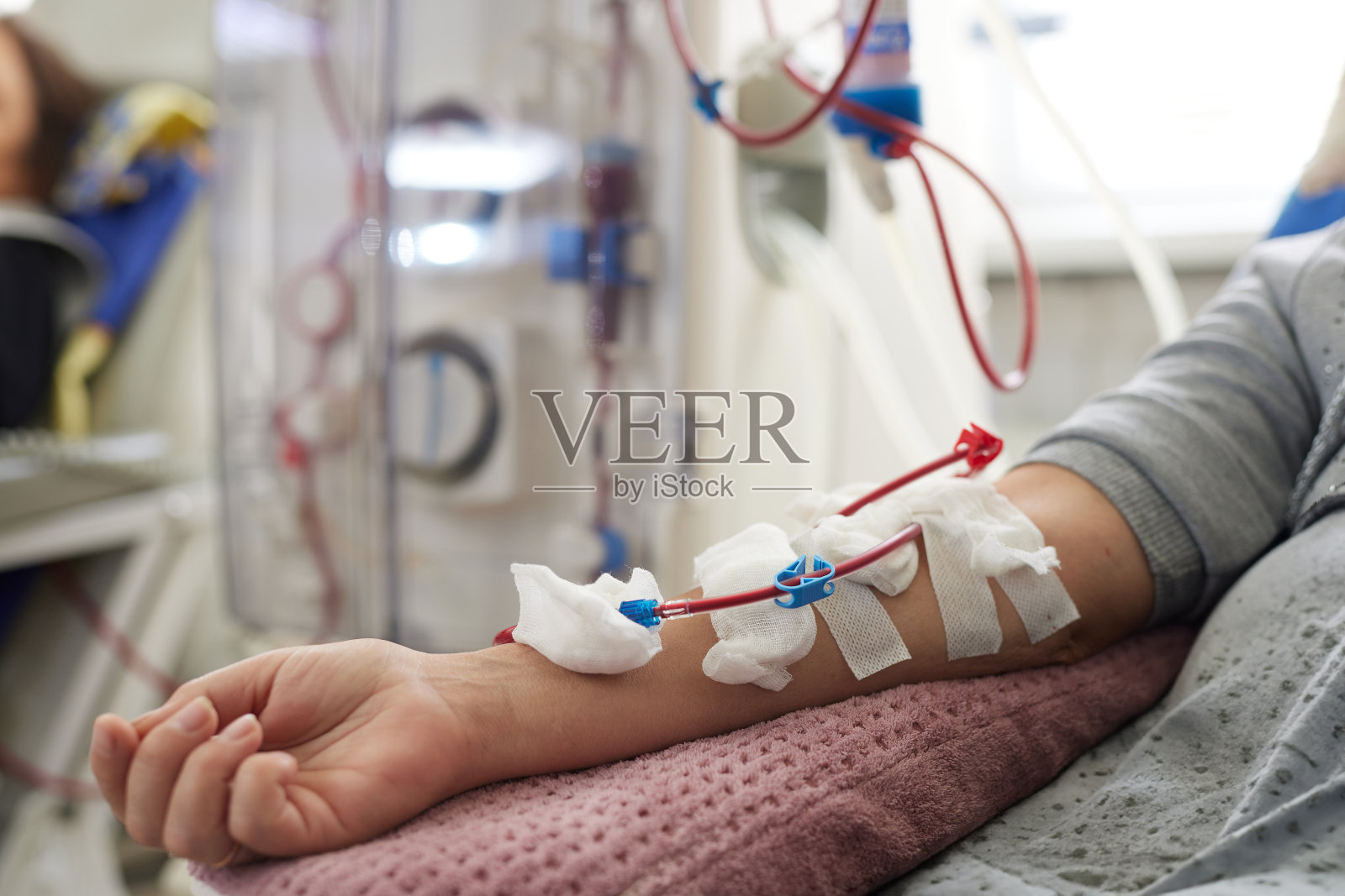 献血者的手在输血诊所,献血理念,选择性重点照片摄影图片