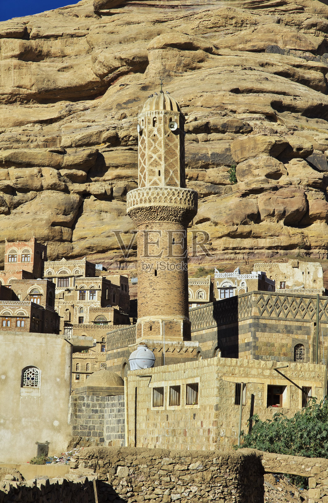 靠近也门萨那达尔哈加尔石头宫的阿拉伯村庄照片摄影图片