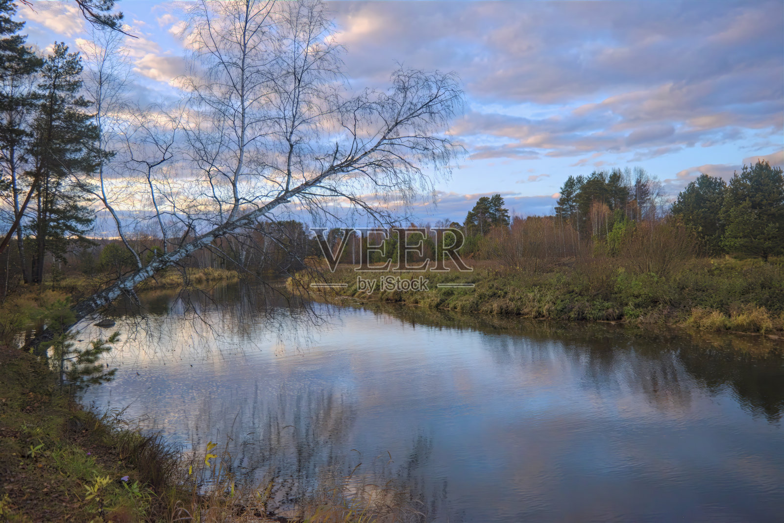 日落时的秋景和河岸。奇妙的自然,美丽的自然背景。照片摄影图片