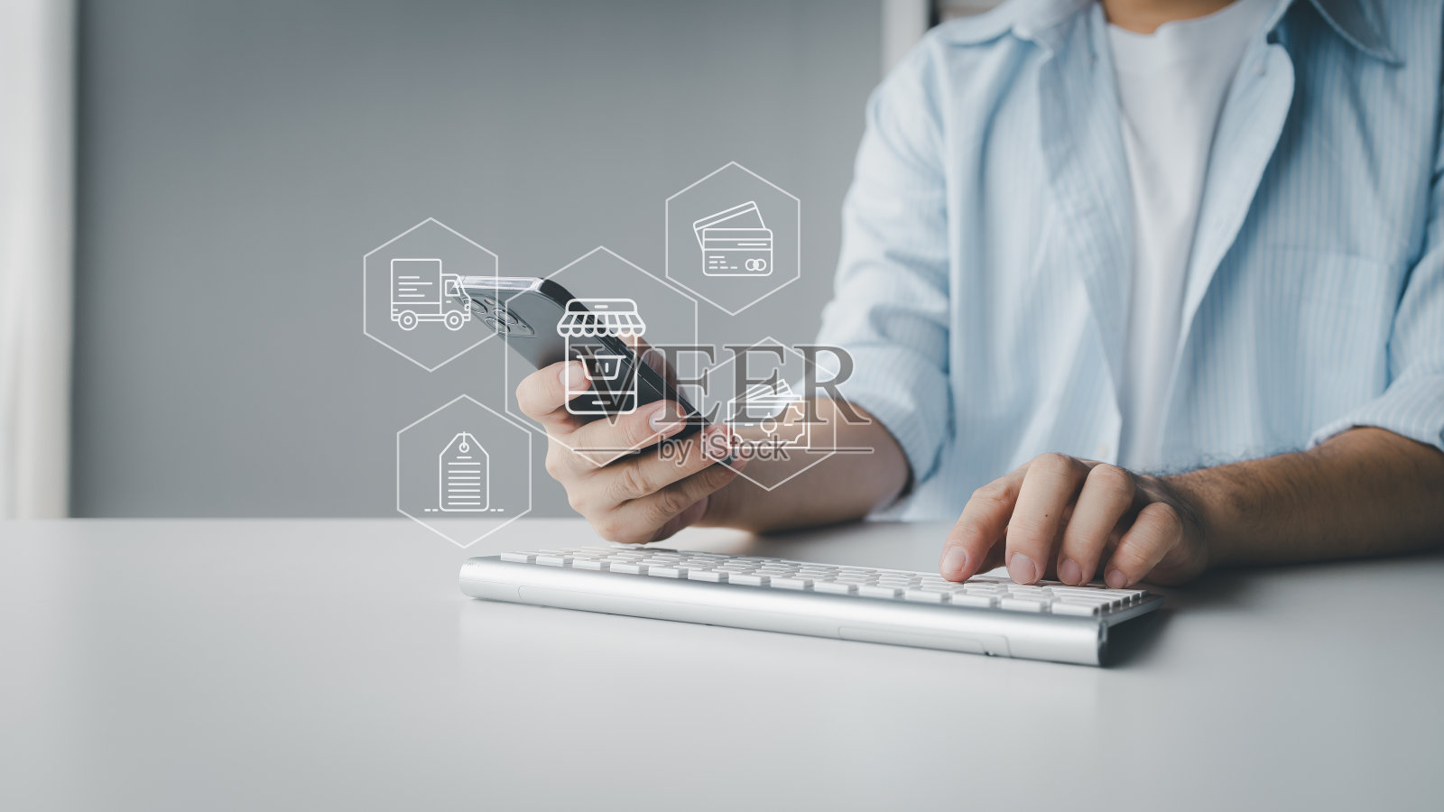 网上购物和信用卡支付的概念,人是在网上购物网站上购物,安全地购买商品和服务,借记信用卡在网上支付商品。照片摄影图片