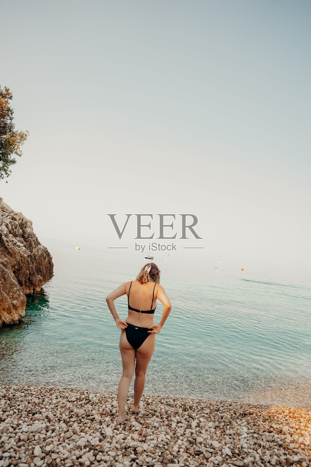 沙滩上的女孩照片摄影图片