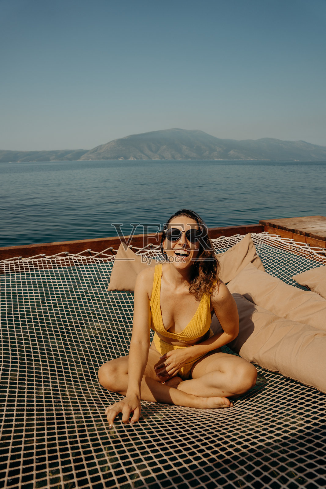 沙滩上的女孩照片摄影图片