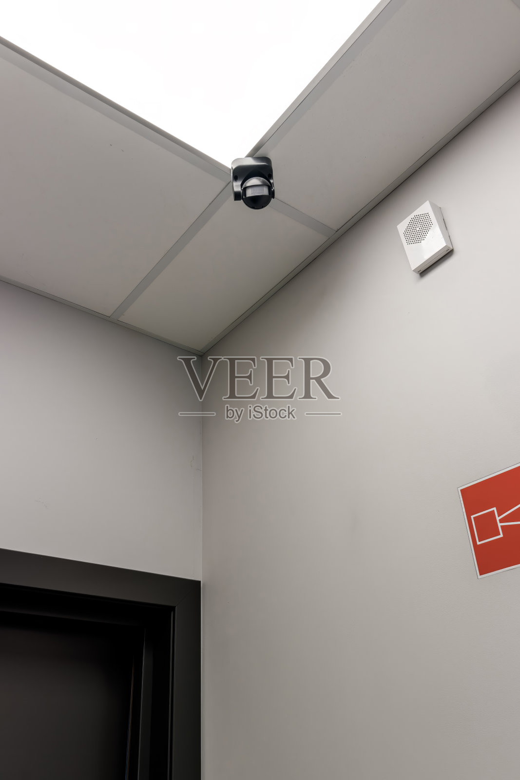 安装在室内电线杆上的近距离监控摄像头或闭路电视摄像头照片摄影图片