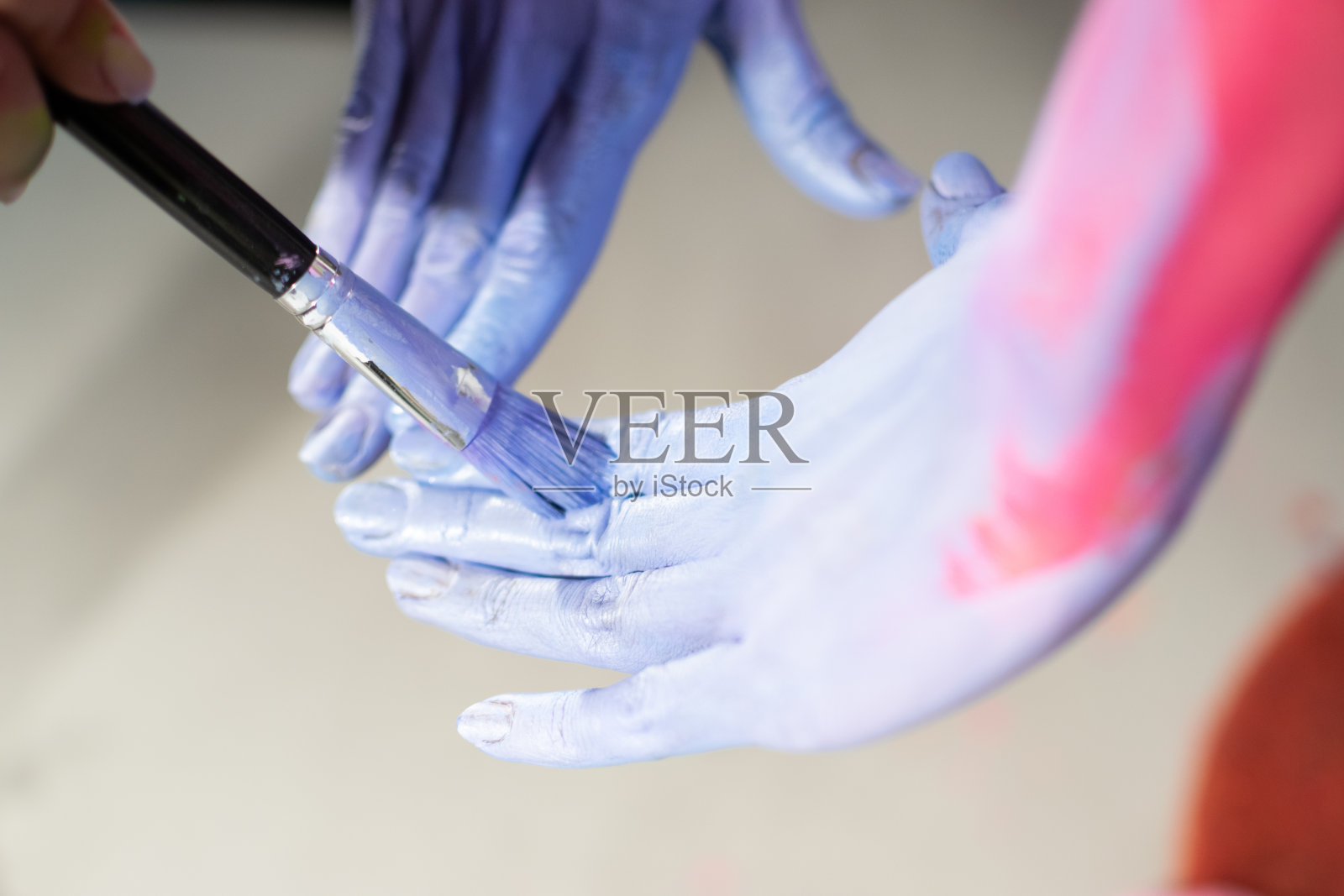 为人体彩绘表演而绘制的女模特手的特写图像照片摄影图片