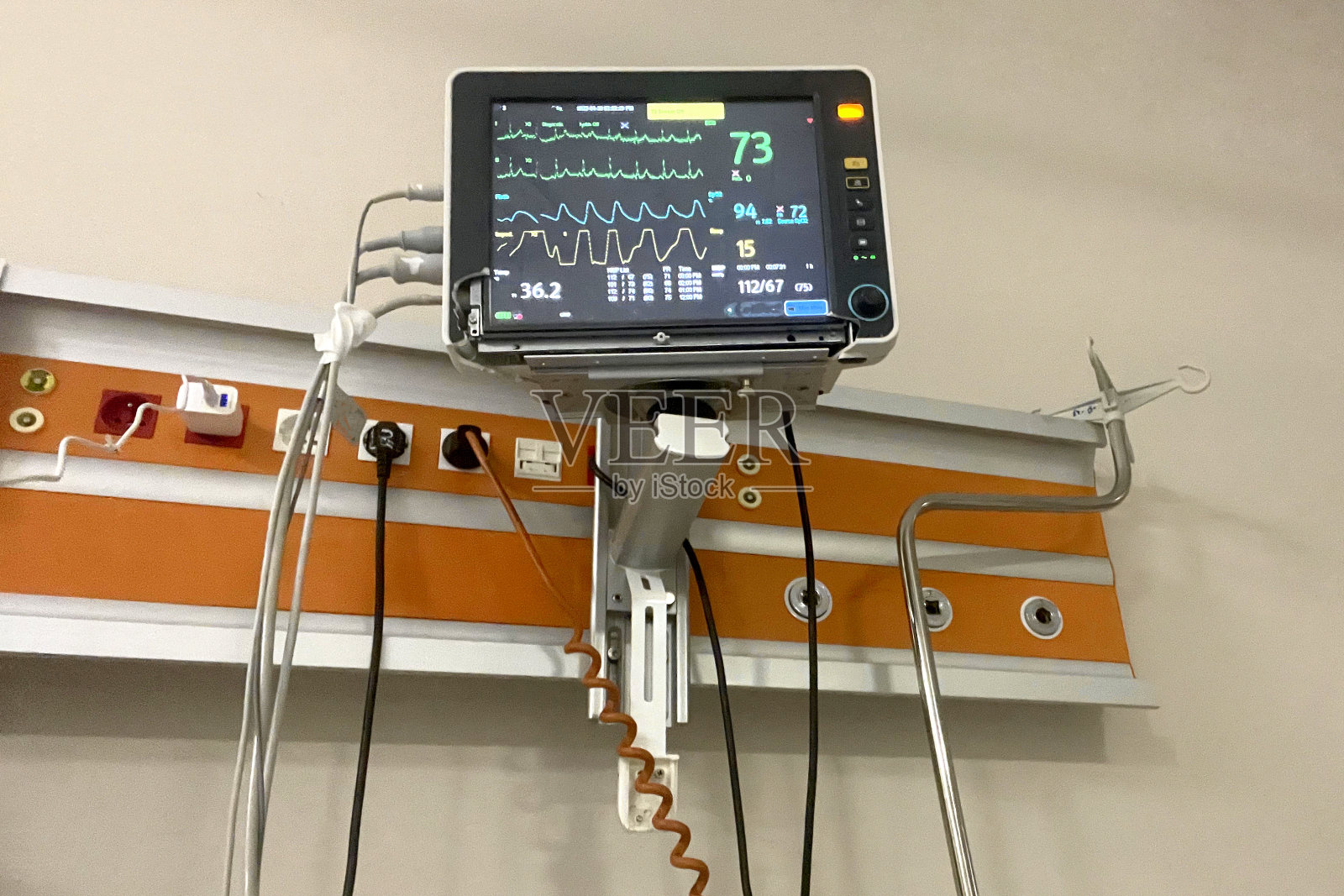 重症监护病房病人心脏监测照片摄影图片