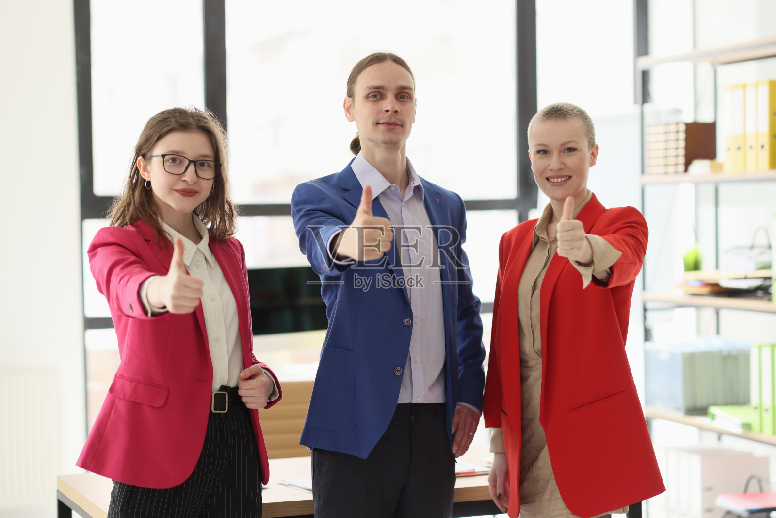 年轻男女用手竖起大拇指照片摄影图片