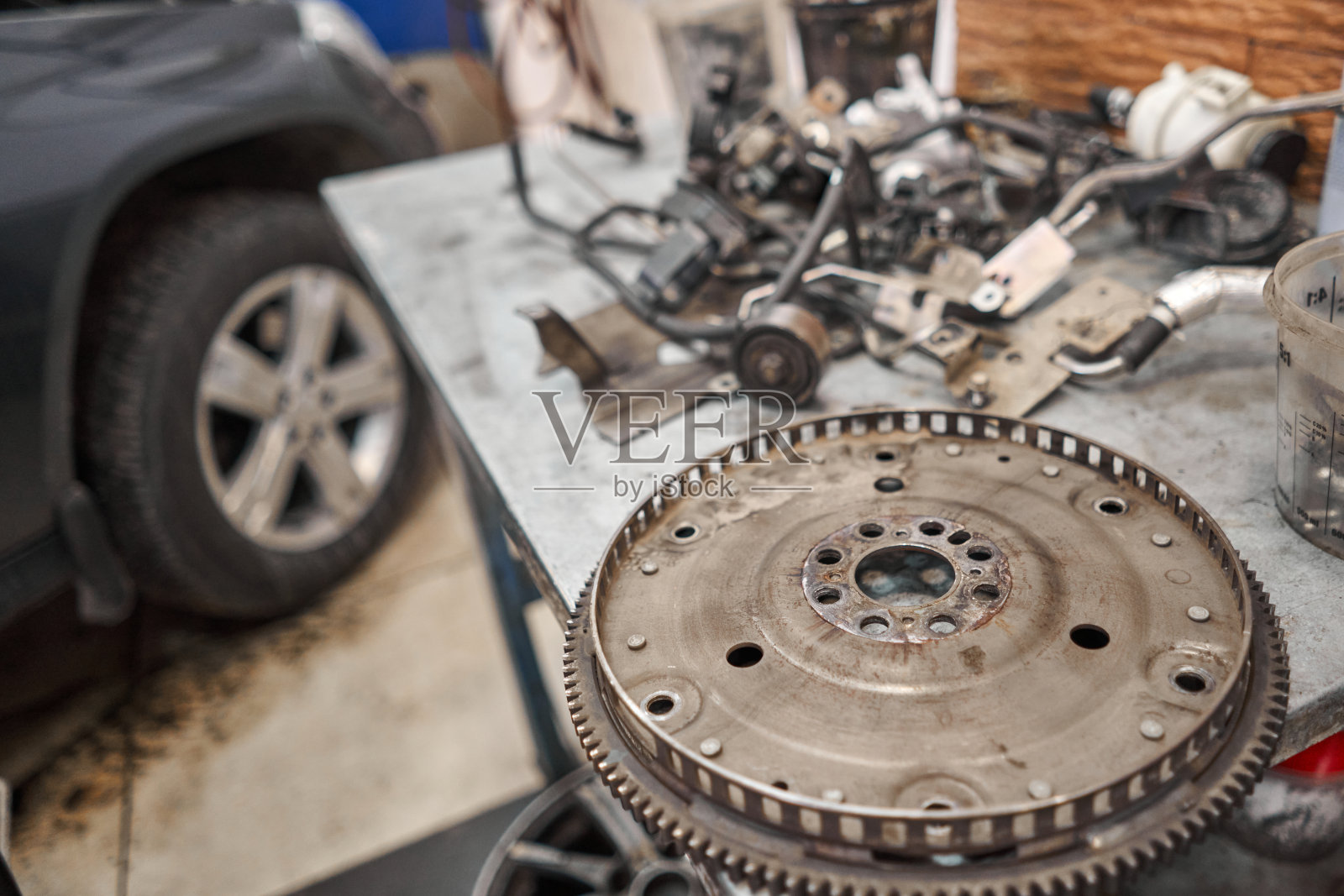 汽车发动机修理汽车修理店车库技工。汽车维修站。汽车服务小,维修一辆车。照片摄影图片