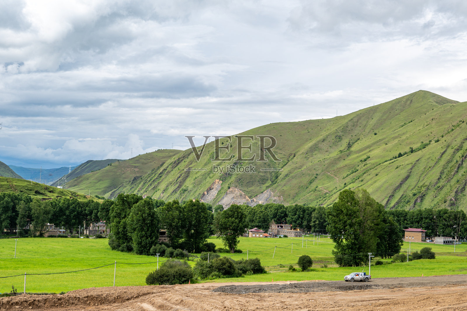 西藏高原草甸地貌照片摄影图片