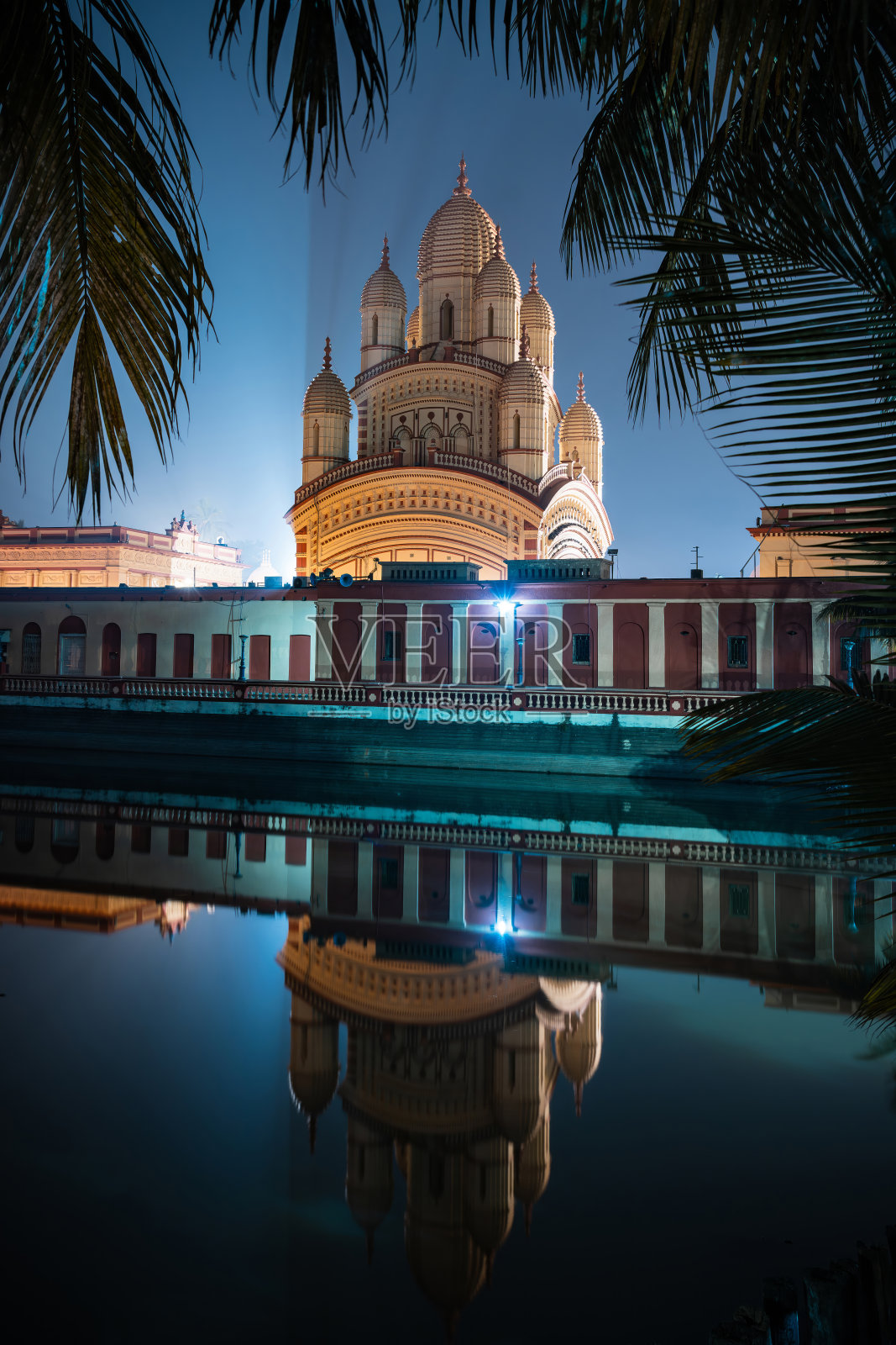 印度西孟加拉邦加尔各答的Dakshineswar Kali寺夜景照片摄影图片