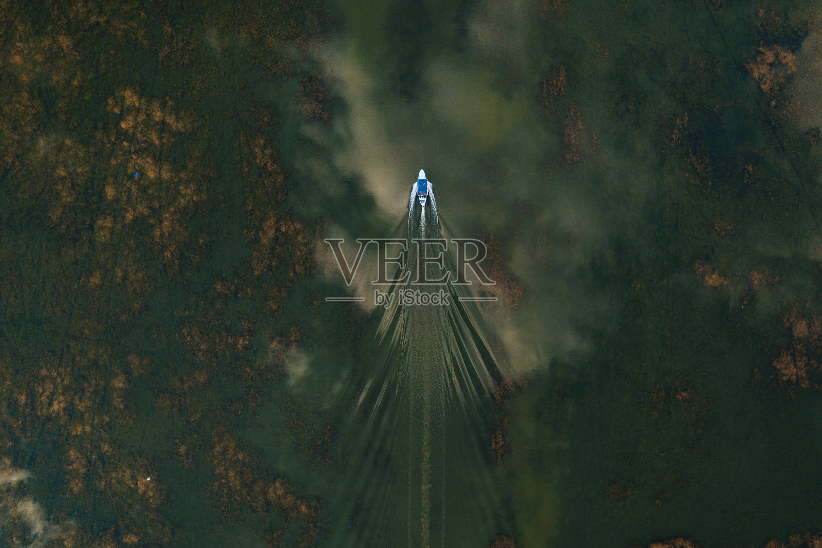 湖上的传统船。平民,德尼兹利,土耳其照片摄影图片