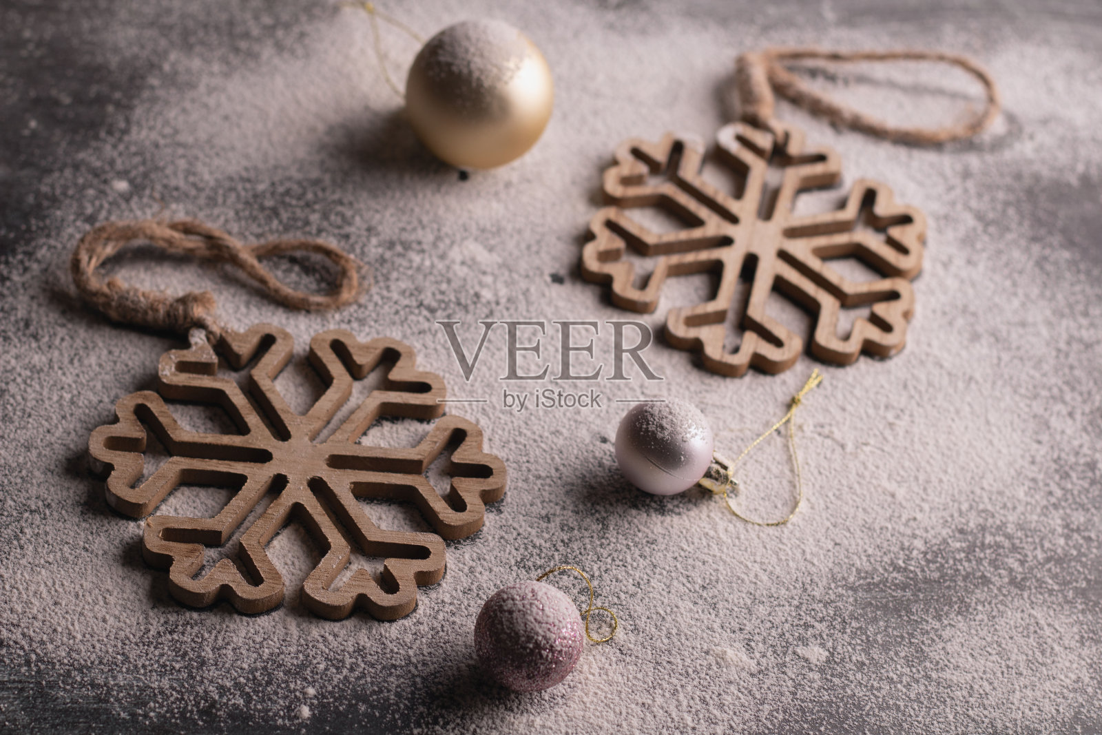 12月的庆祝活动,球形的圣诞装饰品点缀在背景中,唤起了看不到人的节日气氛。照片摄影图片