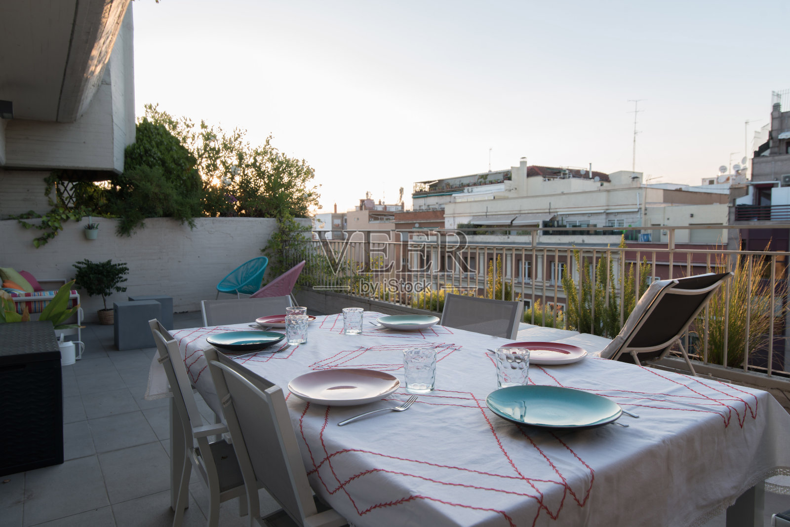 私人露台与桌子准备吃饭照片摄影图片