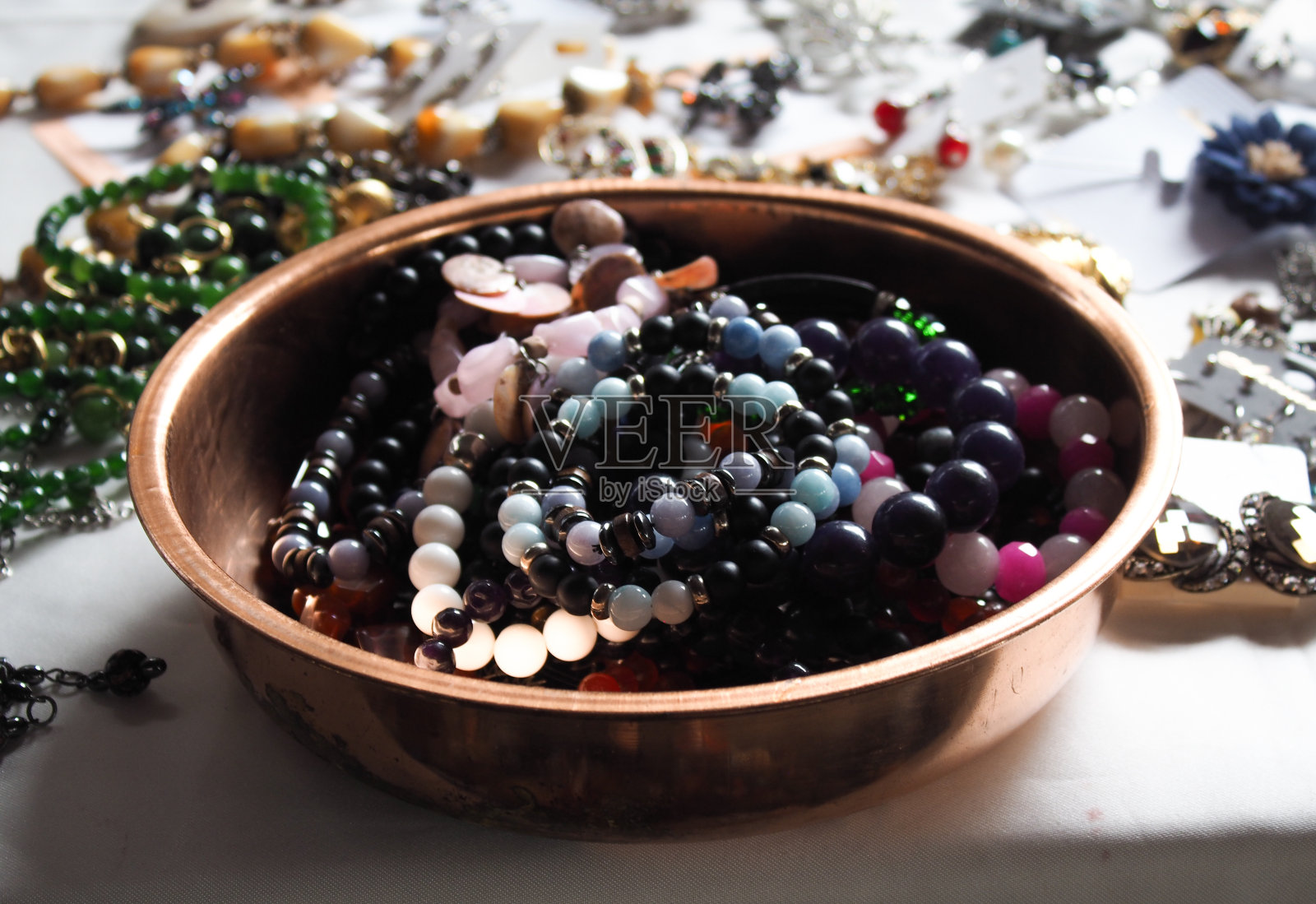 古玩市场上五颜六色的金属盘念珠照片摄影图片